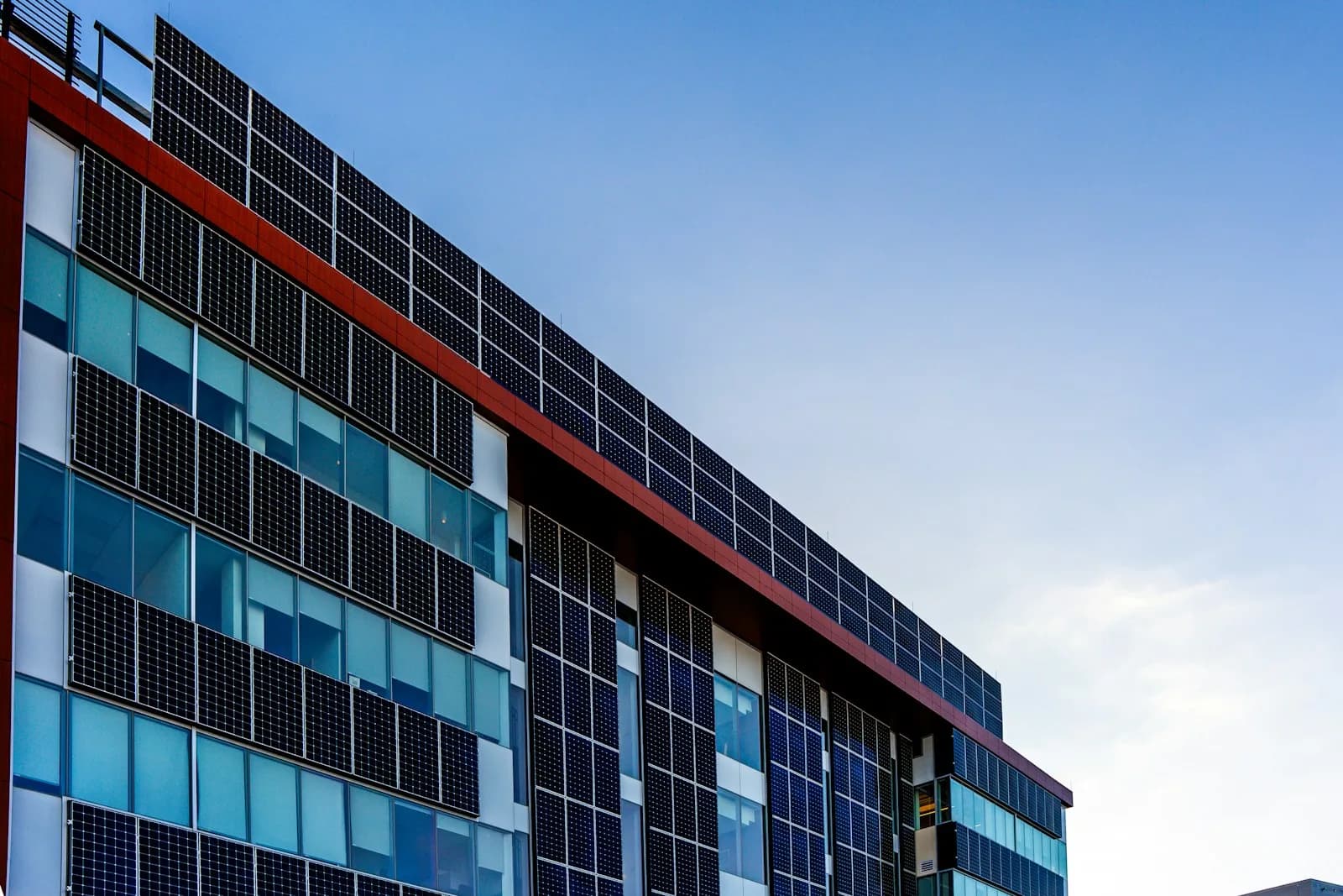 Gewerbliches Gebaeude mit Solaranlagen auf einer grossen Dachflaeche